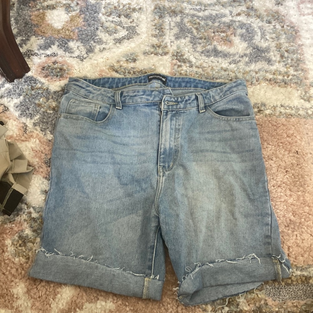Asymmetrical zipper Bermuda shorts size US 10